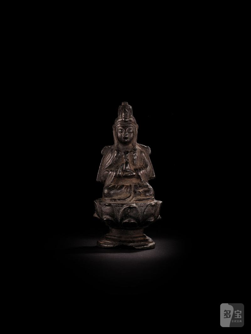 唐及更晚 銅鎏金觀音像、銅觀音坐像、銅觀音立像及銅地藏菩薩坐像 一組四件 | FOUR BRONZE AND GILT-BRONZE BUDDHIST FIGURES - 图6